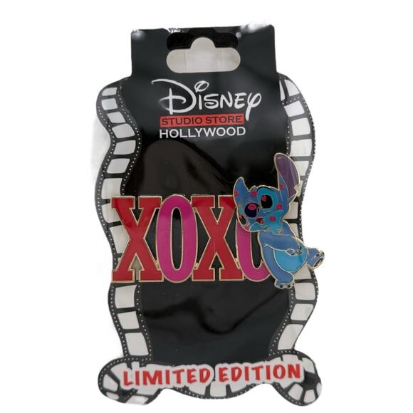 Disney Studio Store Hollywood Stitch LE 400 Pin Kiss XOXO Valentines Edition NWT - Picture 1 of 2